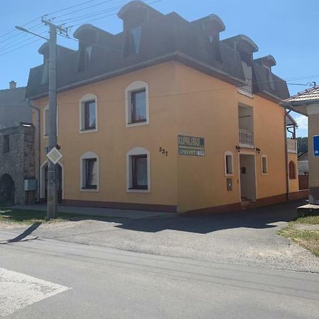 Apartmanovy Dom Magda Vrbov Bagian luar foto
